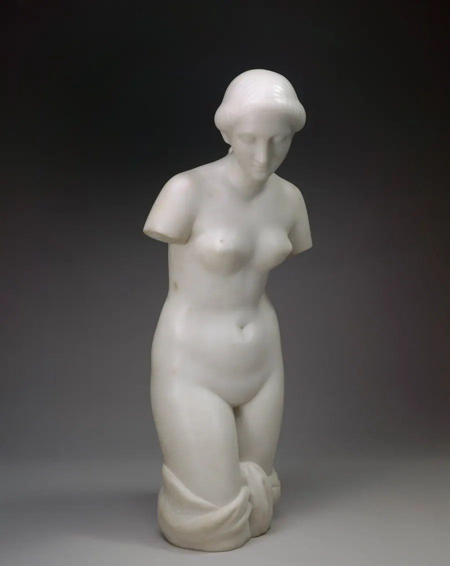 Torse de sculpture classique en marbre, lumière douce, fond sombre
