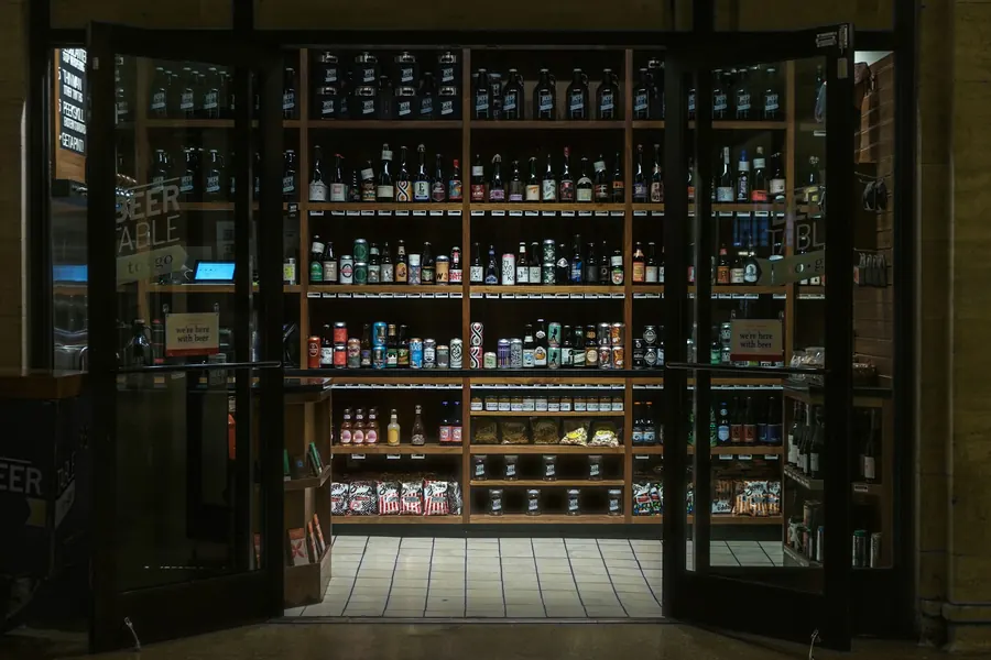 Étagères en bois garnies de bouteilles dans une boutique