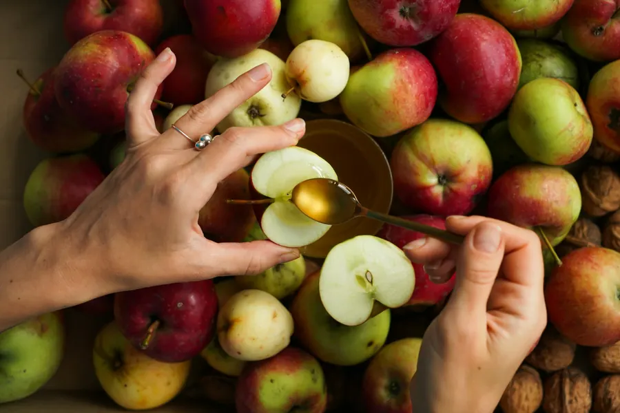 Mains qui trient des pommes à cidre jaunes et rouges