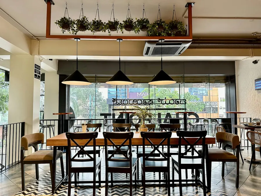 Salle de restaurant chaleureuse, cassette encastrée au plafond