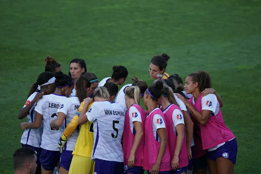 Équipe féminine U18 en cercle avant le match
