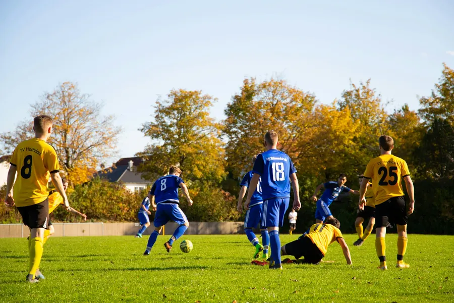 Match seniors amateur, duel au ballon, petit stade de village