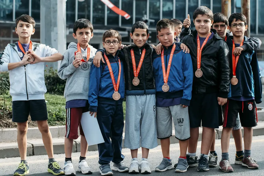 Groupe d'enfants souriants portant leurs médailles, temps sec