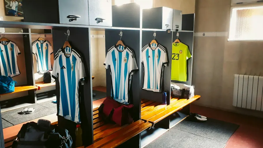 Vestiaire avec des maillots rayés bleu et blanc numérotés