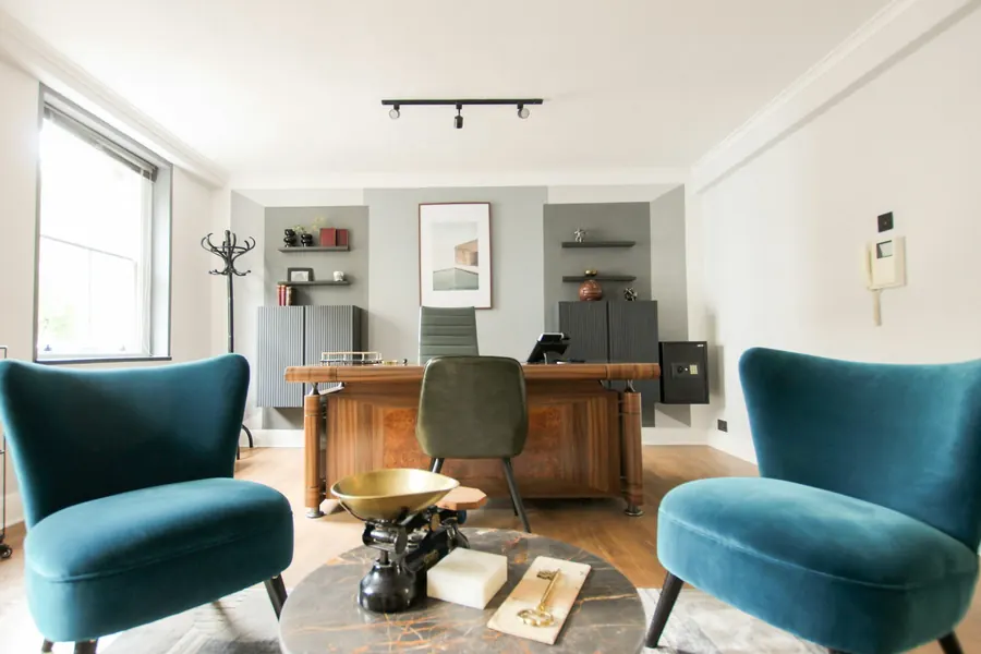 Le bureau du 9e : deux fauteuils, une table basse, une fenêtre