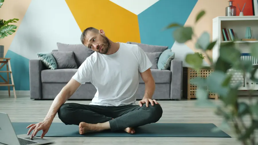 Homme qui s'étire dans un salon moderne coloré, sans élastique