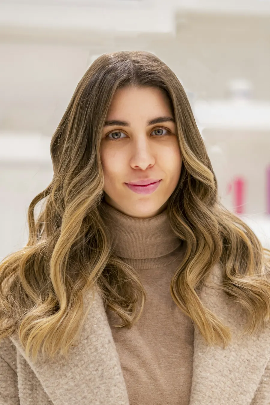 Portrait souriant d'une femme aux cheveux longs et colorés