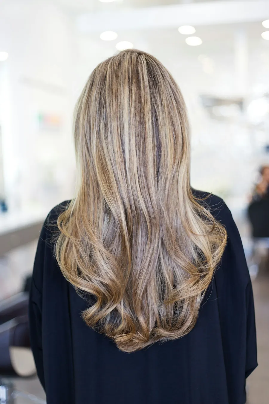 Cheveux longs balayés miel, vus de dos, brushing souple