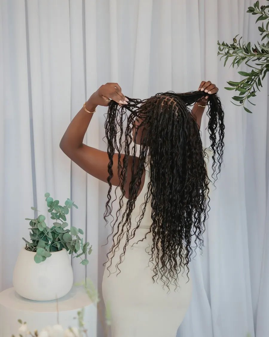 Cheveux bouclés définis après une coupe à sec, lumière douce