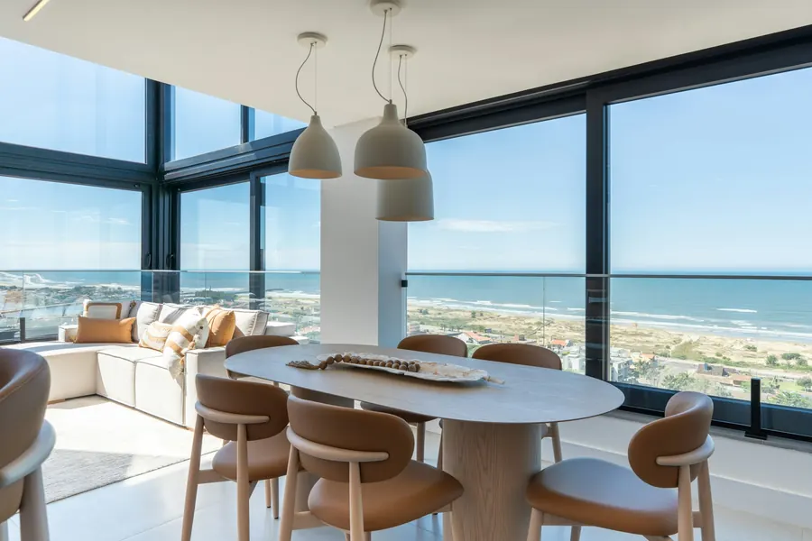 Séjour d'appartement lumineux, baie vitrée sur la mer