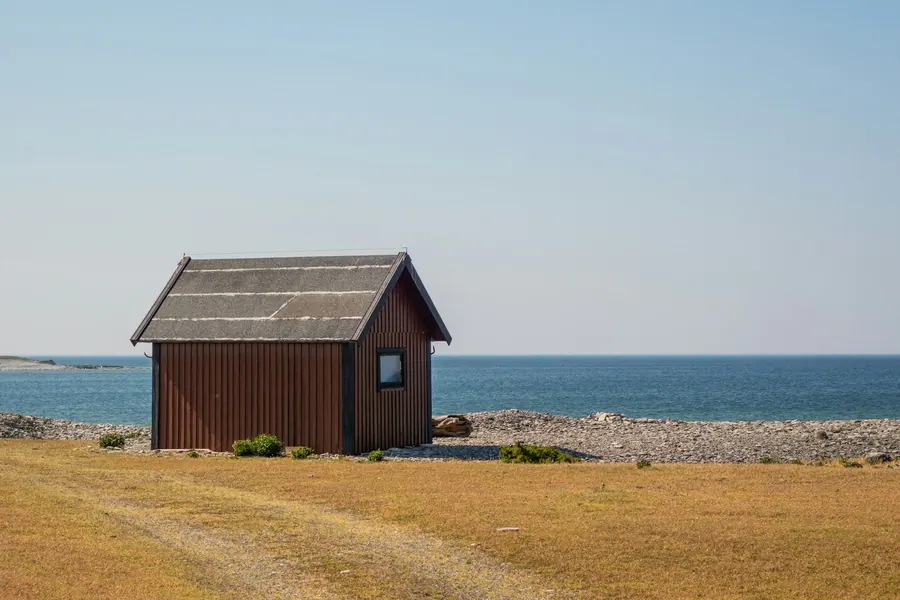 Petite maison de pêcheur près d'un petit port
