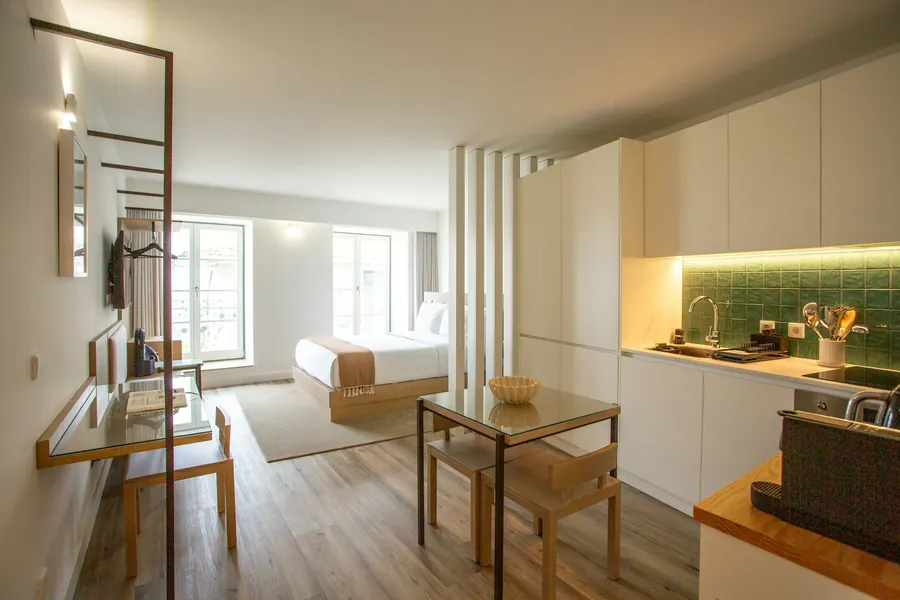 Studio lumineux, coin cuisine et canapé-lit préparé