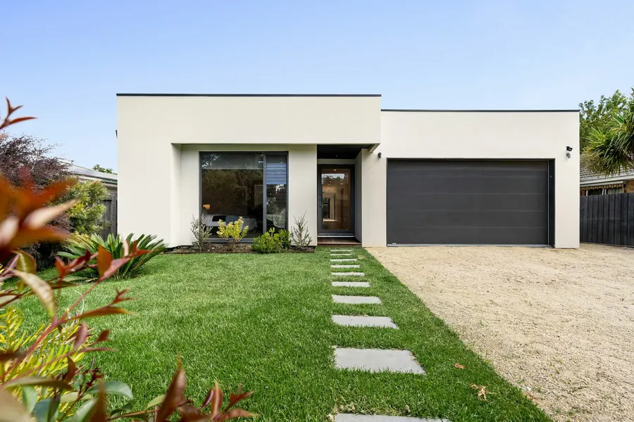 Petite maison de plain-pied compacte, lignes simples, terrain modeste