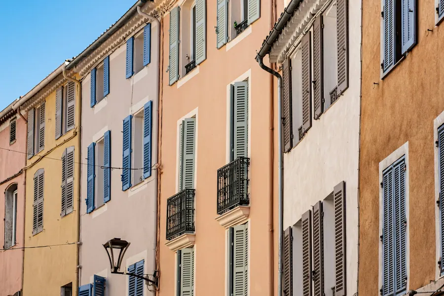 Petit immeuble de trois étages avec balcons, centre d'une petite ville