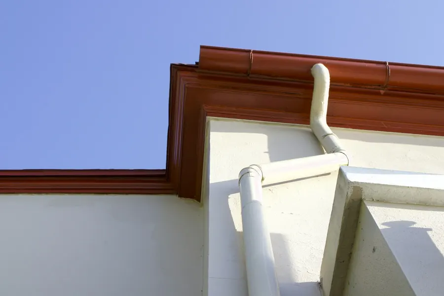 Gouttière métallique fixée sur le mur d'un bâtiment