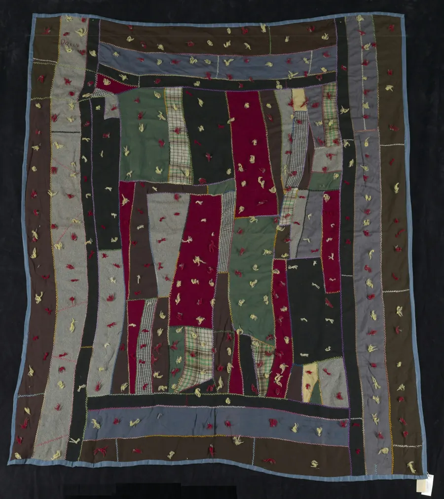 Foulard en patchwork de chutes de soie plié sur du lin