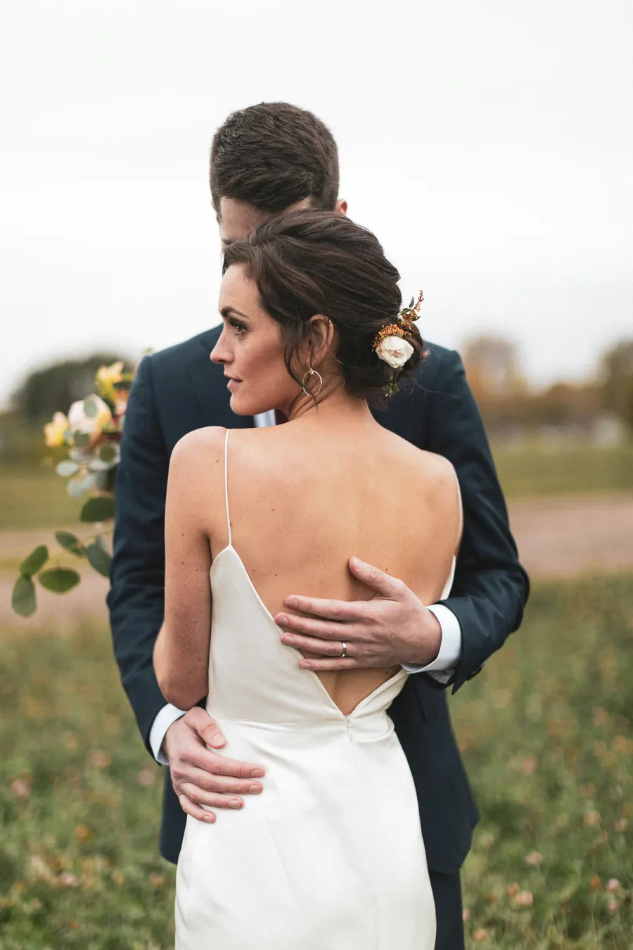 Mariée en robe fine portée en extérieur, avec son marié