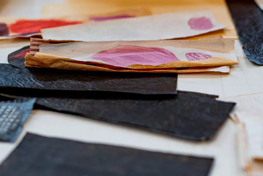 Échantillons de tissus colorés empilés sur une table