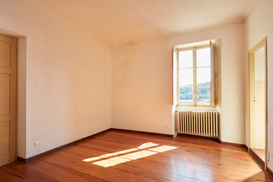 Pièce vide et balayée, parquet, lumière de fenêtre