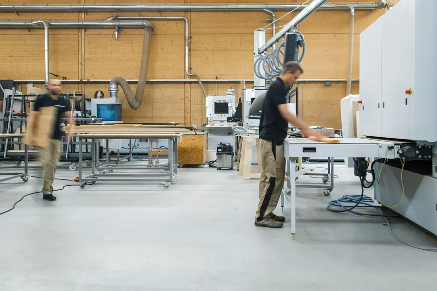 Atelier industriel moderne avec machine de découpe et opérateurs