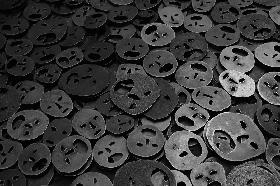 Tas de rondelles sombres percées, photo en noir et blanc