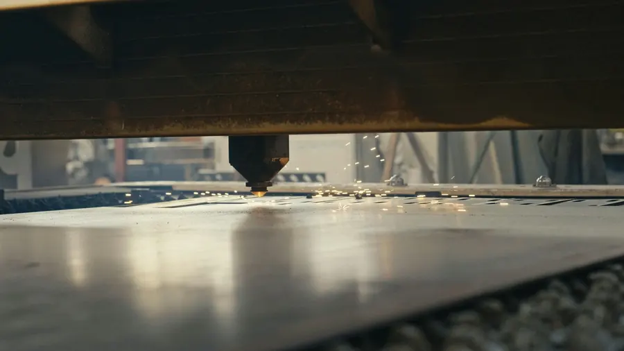 Découpe laser en cours sur une plaque de métal