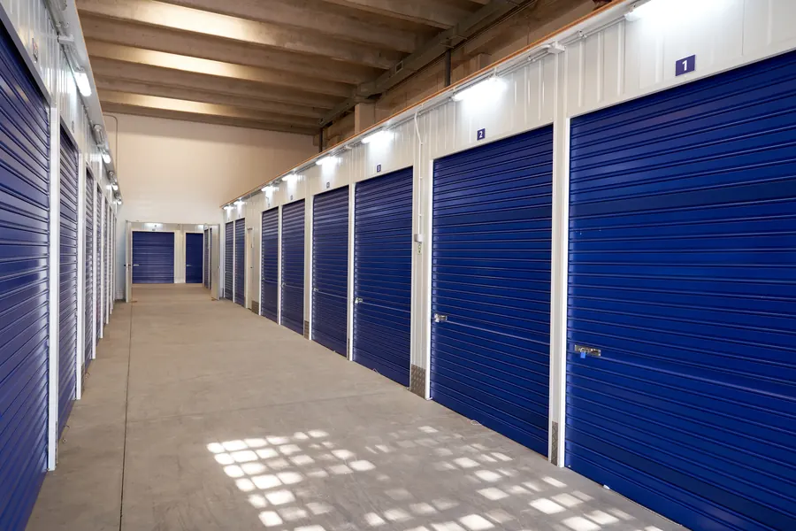 Allée de box fermés dans un entrepôt propre et éclairé