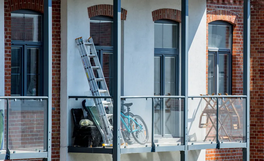 Monte-meubles déployé contre la façade d'un immeuble, meuble qui monte au balcon