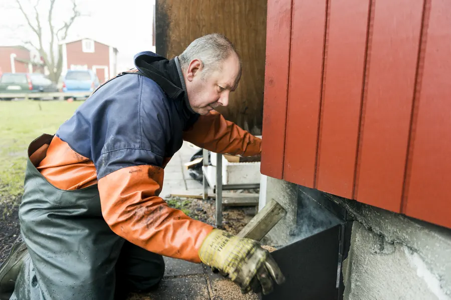 Pose d'un poste d'appâtage fermé le long d'un mur de maison, sans produit visible