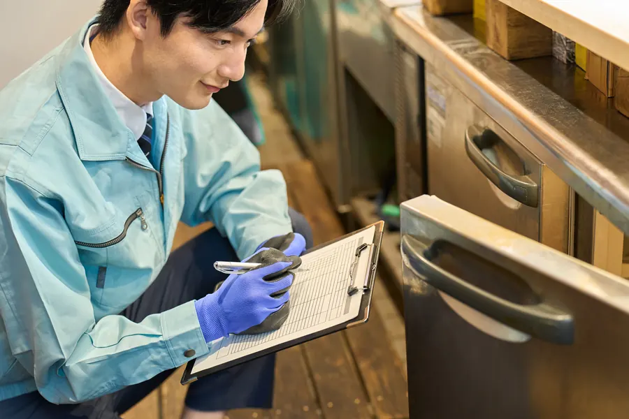 Contrôle sous un plan de travail inox de cuisine professionnelle