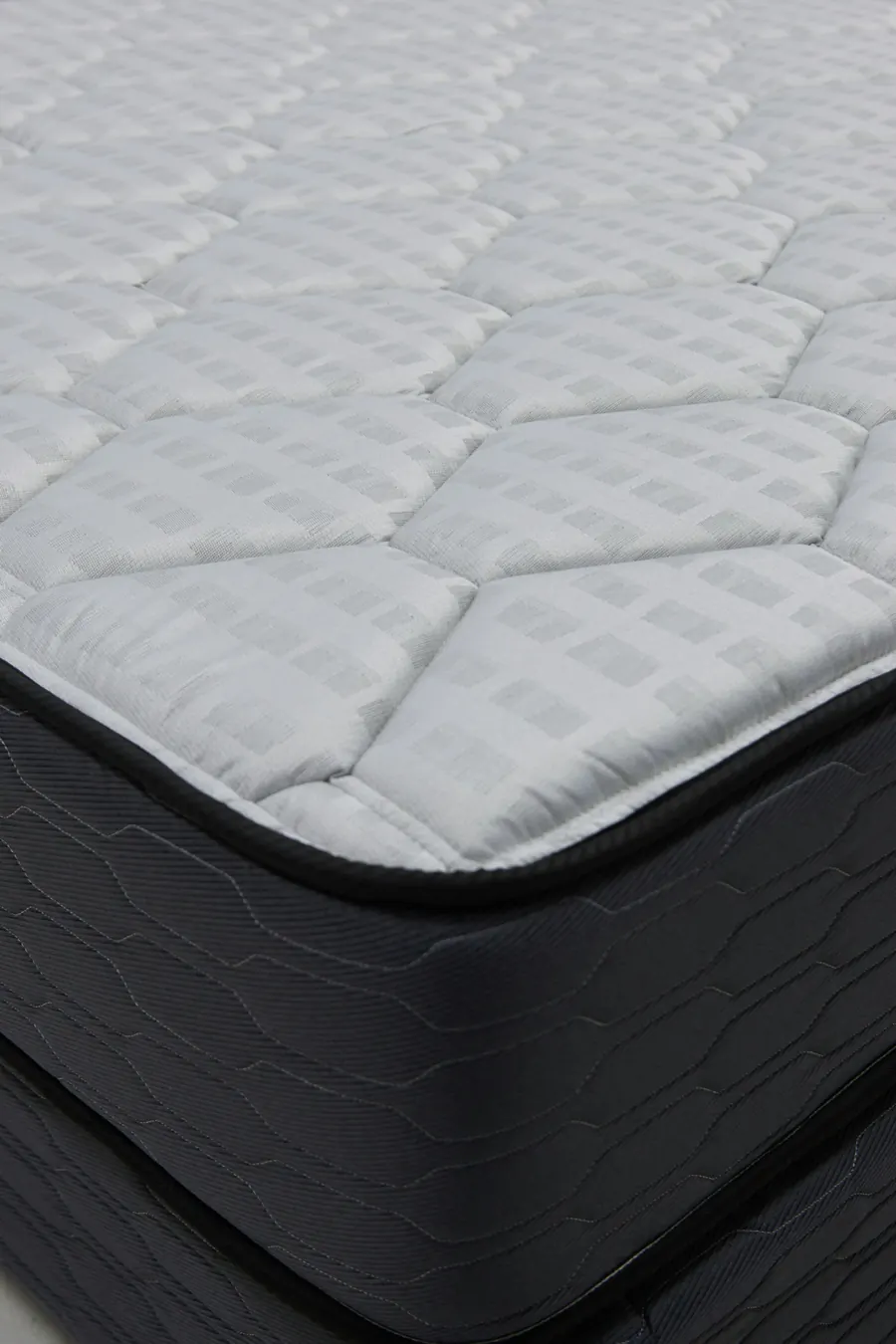 Gros plan d'un matelas avec housse capitonnée neuve