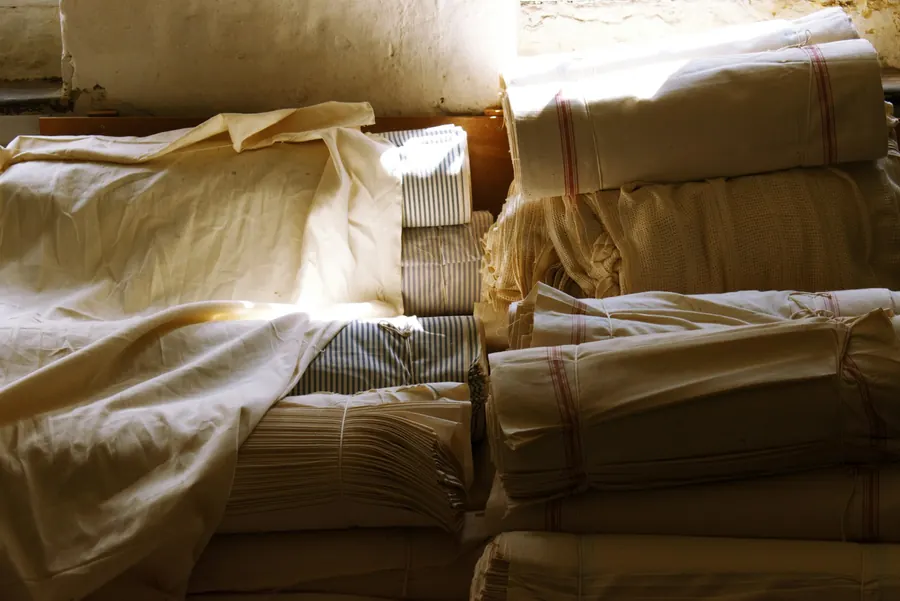 Piles de linge de maison empilées, éclairage chaud