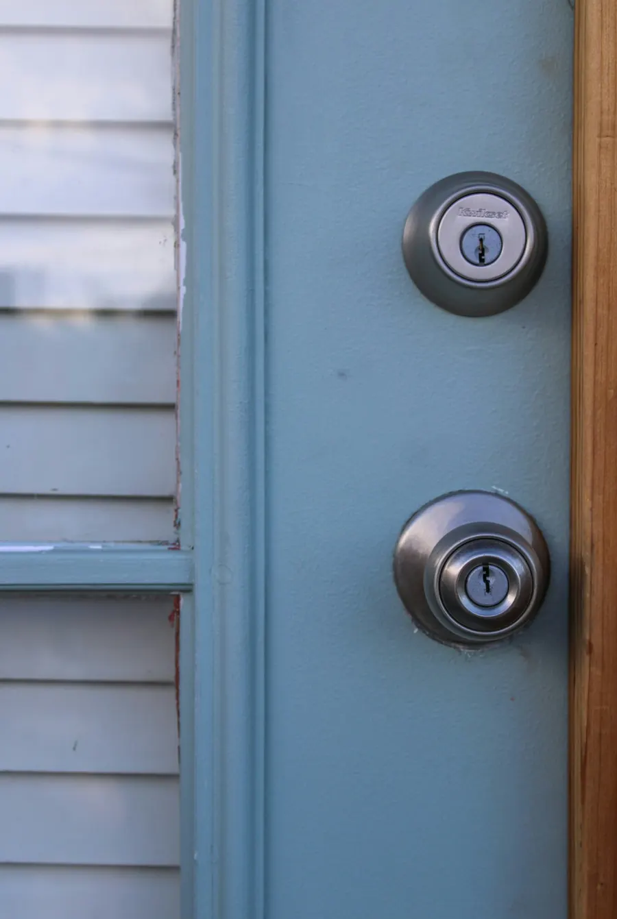 Porte en bois bleu-gris avec une serrure à code