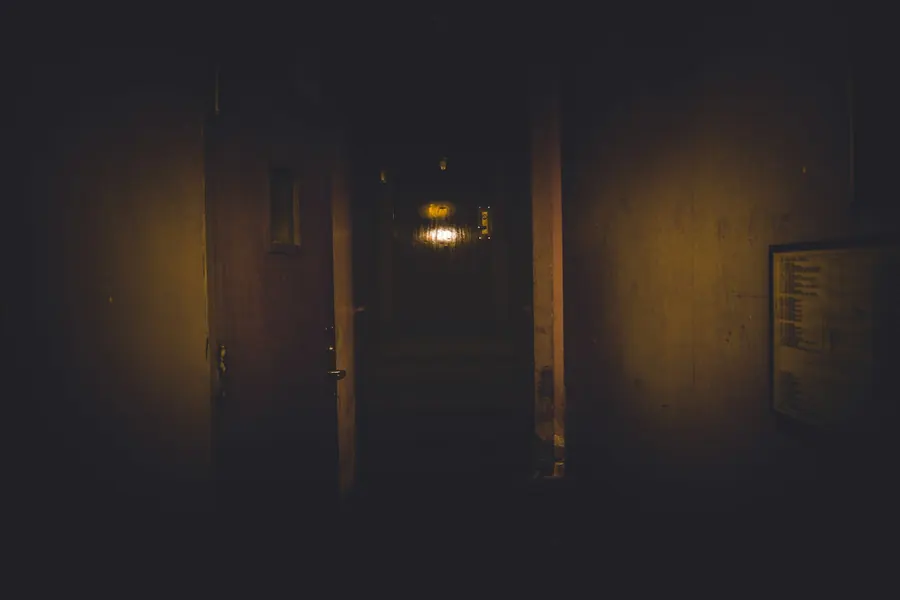Couloir sombre avec un éclairage tamisé