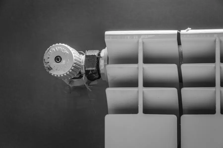Tête thermostatique connectée fixée sur un radiateur blanc