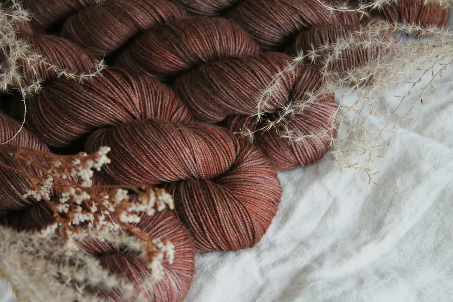 Écheveau d'alpaga brun chaud, fibres visibles
