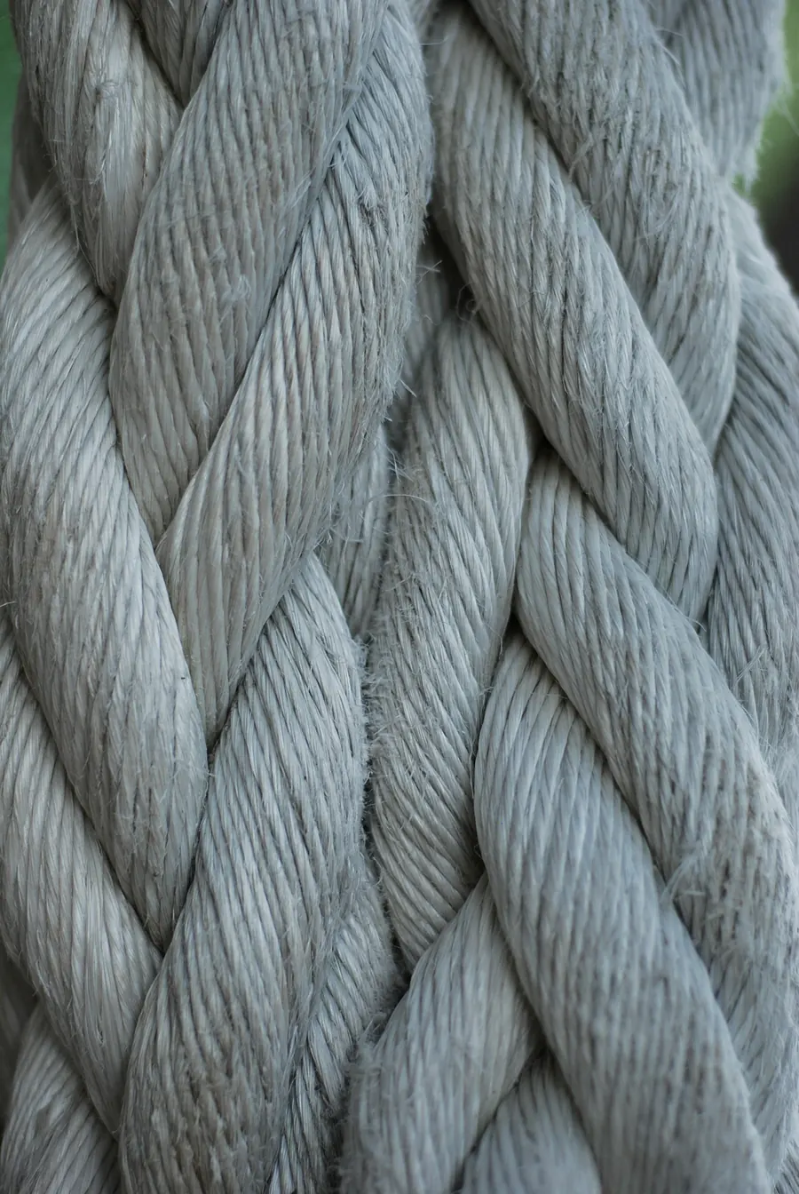 Écheveau mérinos et soie gris-bleu, reflet soyeux, lumière naturelle
