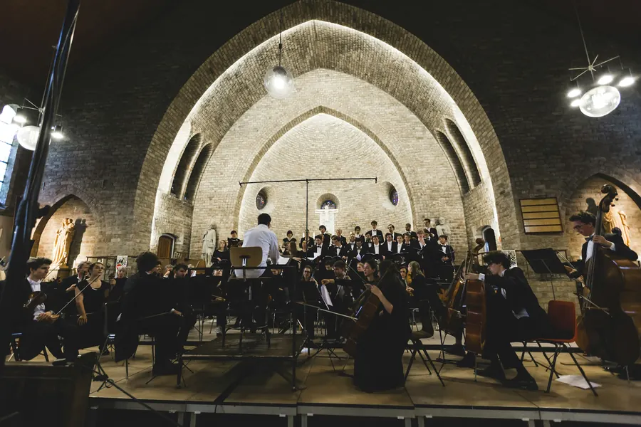Concert d'élèves dans une église en pierre, sans public visible