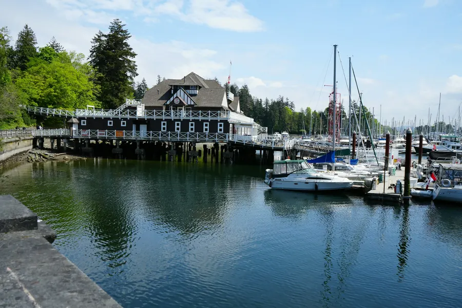 Port de plaisance au matin, local du club et dériveurs rangés
