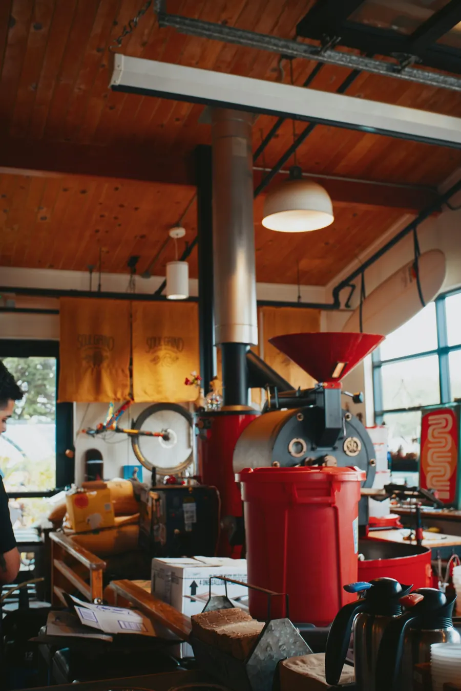 Torréfacteur à café rouge dans un atelier artisanal