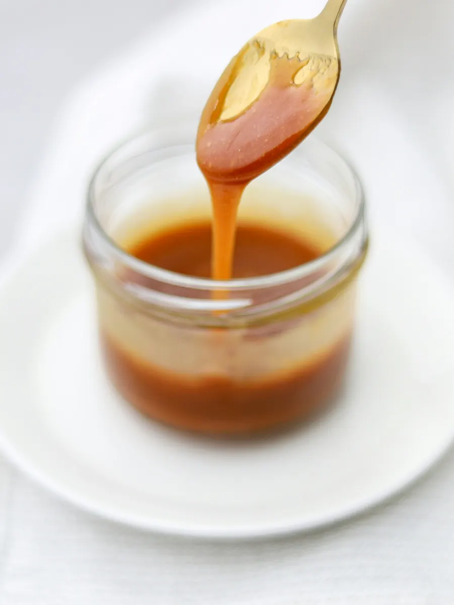 Caramel versé dans un pot en verre