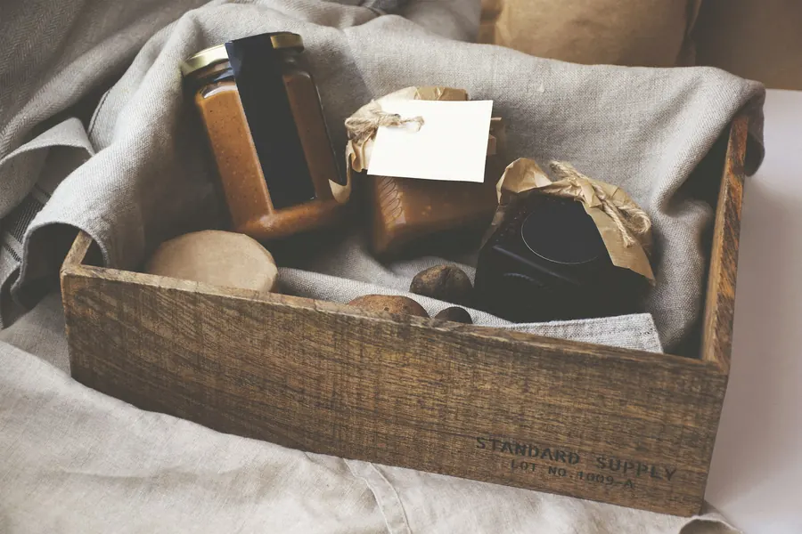 Coffret en bois avec plusieurs petits pots et accessoires