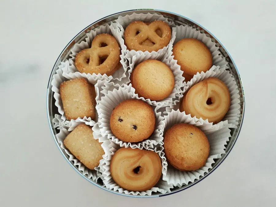Biscuits sablés ronds dans une boîte en métal