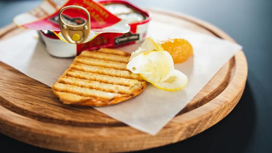 Tartines grillées et citron sur planche en bois