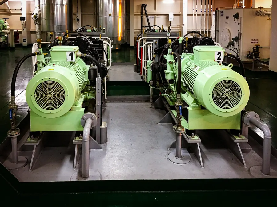 Rangée de machines vertes dans un atelier industriel