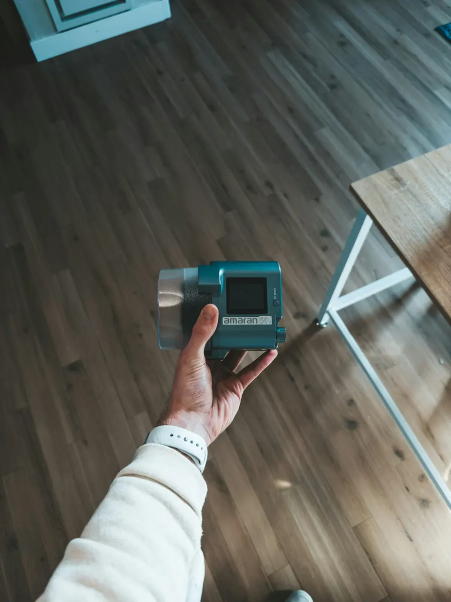 Mesure d'une pièce vide au télémètre laser, parquet ancien
