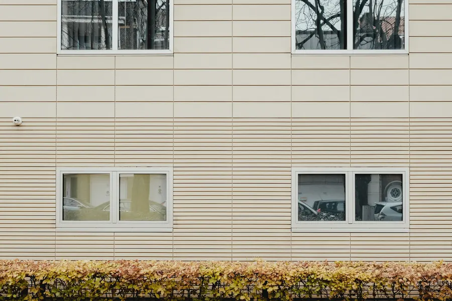 Façade en panneaux gris de bâtiment moderne