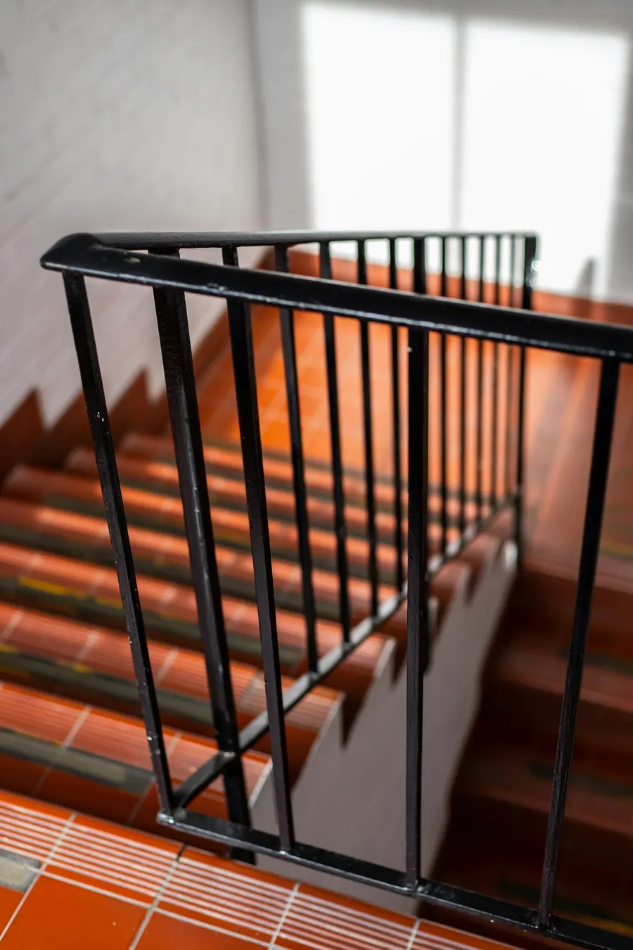 Rampe d'escalier en fer plat noir, marches en chêne