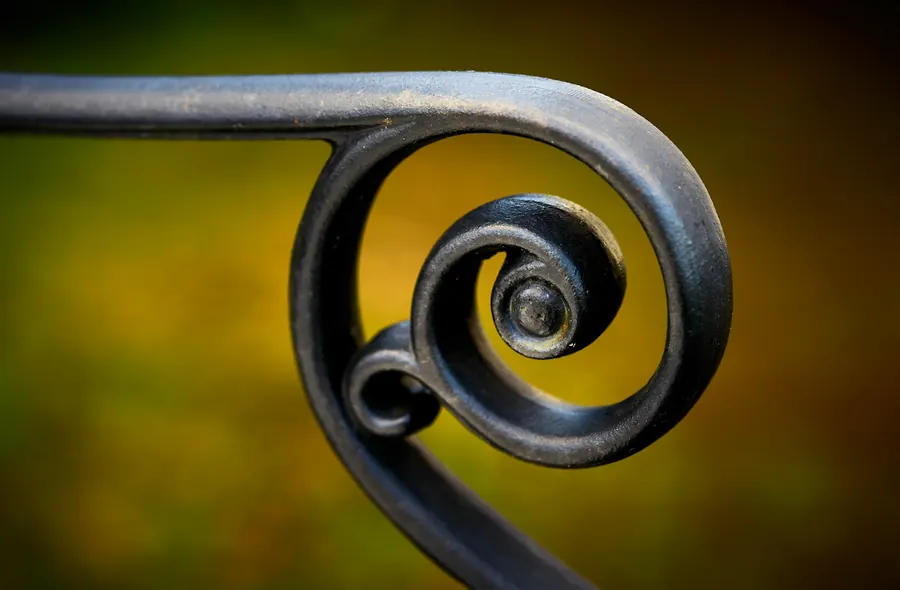 Gros plan d'une volute forgée, texture du métal