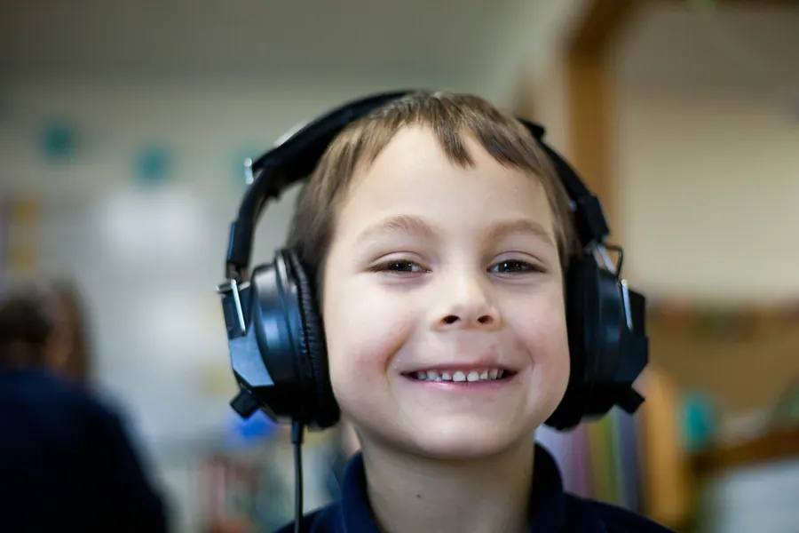 Enfants avec des casques anti-bruit dans un atelier de festival